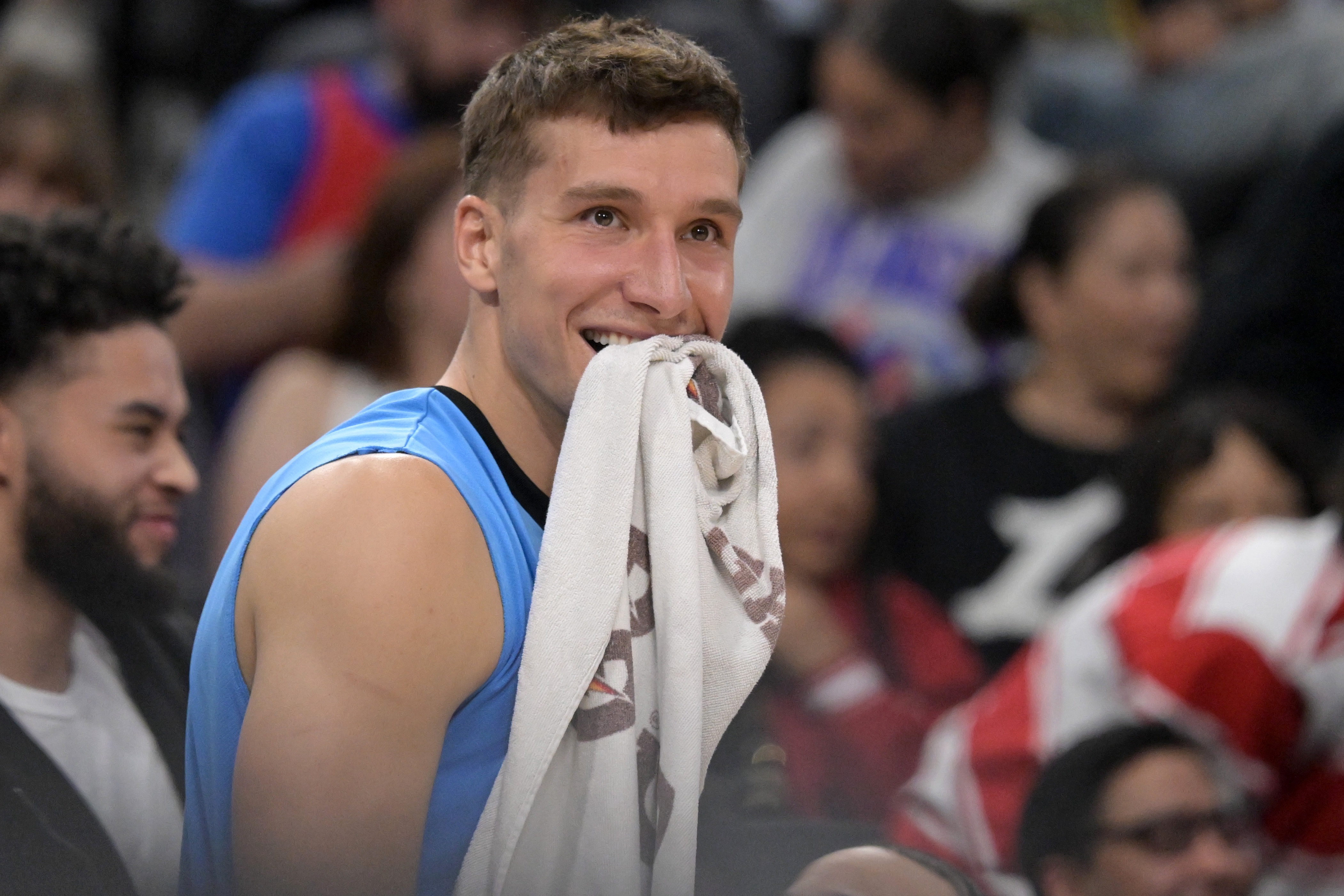 美记:若詹姆斯申请交易 快船可打包博格丹&鲍威尔&琼斯做筹码