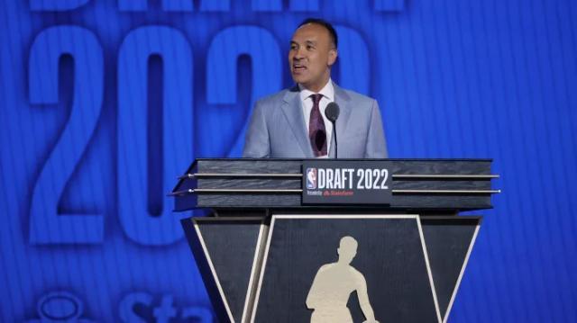 7星彩玩法-给勇士颁发冠军奖杯的副总裁，居然还有中国血统